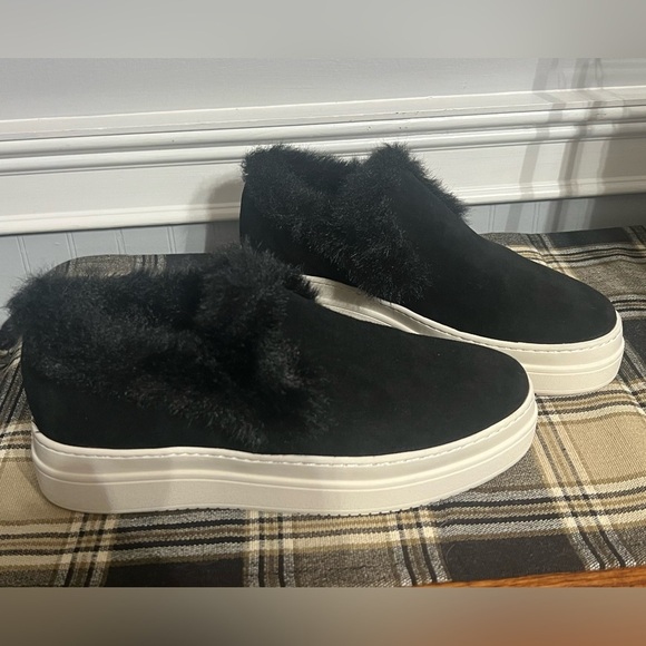 NWT-JSLIDES  Women’s Faux Fur Slip On Platform Sneakers - Picture 2 of 5